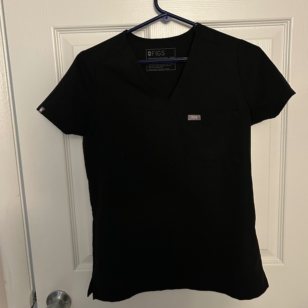 FIGS one pocket top
